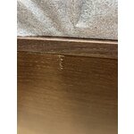 Tamsiai ruda lentyna su spintele (calary)