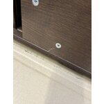 Tamsiai ruda lentyna su spintele (calary)