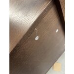 Tamsiai ruda lentyna su spintele (calary)