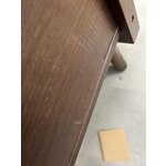 Tamsiai ruda lentyna su spintele (calary)