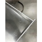 Dizaina alumīnija sānu galdiņš ar kniedēm (frama) uz riteņiem