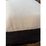 Krēmkrāsas dīvāns (sofa) 190cm ar kosmētisku defektu