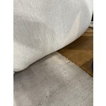 Krēmkrāsas dīvāns (sofa) 190cm ar kosmētisku defektu