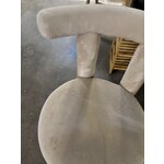 Smėlio spalvos aksominė kėdė (calan) su kosmetiniu defektu