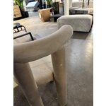 Smėlio spalvos aksominė kėdė (calan) su kosmetiniu defektu