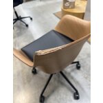Työtuolipuu (kartell), jossa kosmeettisia virheitä.