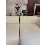 Krēmkrāsas stūra dīvāns (sofa) 404x231 ar kosmētisku defektu