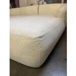 Krēmkrāsas stūra dīvāns (sofa) 404x231 ar kosmētisku defektu