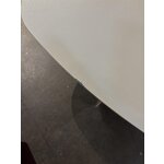 Vaaleanbeige Livia-sohvapöytä (metallijalusta), jossa kosmeettisia virheitä.