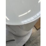 Valkoinen design-yöpöytä componibili (kartelli), jossa kauneusvirheitä