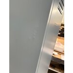 Узкий (горчичного цвета) гардероб с изъянами.