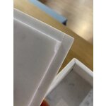 Šviesaus marmuro papuošalų dėžutė (venecija) su kosmetiniais defektais.