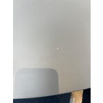 Pilkas ovalus valgomojo stalas (šafrano spalvos) su kosmetiniais defektais.