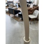 Krēmkrāsas dizaina stāvlampa (bowie) ar skaistuma trūkumiem