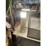 Dizaina galda lampa (carla) ar skaistuma trūkumiem.