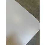 Gaišs izvelkams pusdienu galds (samos) ar skaistuma trūkumu