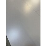 Gaišs izvelkams pusdienu galds (samos) ar skaistuma trūkumu