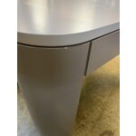 Gaišs izvelkams pusdienu galds (samos) ar skaistuma trūkumu