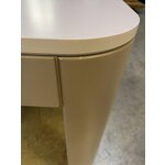 Gaišs izvelkams pusdienu galds (samos) ar skaistuma trūkumu