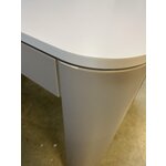 Gaišs izvelkams pusdienu galds (samos) ar skaistuma trūkumu