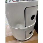 Белая дизайнерская прикроватная тумбочка componibili (kartell) с косметическими дефектами.