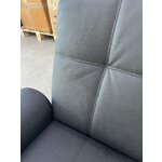 Melns atpūtas krēsls (Angel Cerdá)