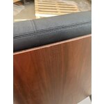 Melns atpūtas krēsls (Angel Cerdá)