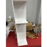 Tualetes papīra turētāja tornis (Yamazaki) ar kosmētiskiem defektiem.