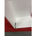 Tualetes papīra turētāja tornis (Yamazaki) ar kosmētiskiem defektiem.