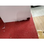 Tualetes papīra turētāja tornis (Yamazaki) ar kosmētiskiem defektiem.