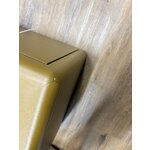 Коричневая прикроватная тумбочка из дерева (дерева) с косметическими изъянами.