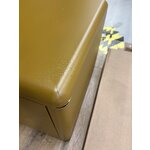 Коричневая прикроватная тумбочка из дерева (дерева) с косметическими изъянами.