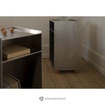 Dizaina alumīnija sānu galdiņš ar kniedēm (frama) uz riteņiem