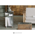 Dizaina alumīnija sānu galdiņš ar kniedēm (frama) uz riteņiem