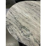 Marmorinen sohvapöytä (Naruto) kosmeettisilla virheillä.