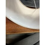 Smėlio spalvos stalo lempa (raidė) su kosmetiniais trūkumais