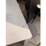 Yöpöytä (bruce) kauneusvirheillä.