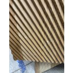 Vaaleanruskea massiivipuuta oleva kaappi (Louis) kosmeettisilla virheillä