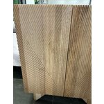 Vaaleanruskea massiivipuuta oleva kaappi (Louis) kosmeettisilla virheillä