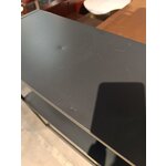 Musta metallihylly (Neptune), jossa kauneusvirhe