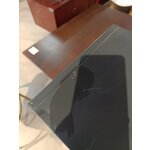 Musta metallihylly (Neptune), jossa kauneusvirhe