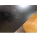 Musta tarjoilupöytä (mehiläispesä), jossa kosmeettinen vika