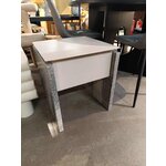 Yöpöytä (bruce) kauneusvirheillä.