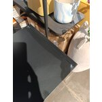 Musta metallihylly (Neptune), jossa kauneusvirhe