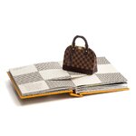 Dekoratyvinė knyga („Fashion Unfolded“ – iššokantis „Louis Vuitton“)