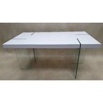 Baltas blizgaus dizaino valgomojo stalas su stiklinėmis kojomis